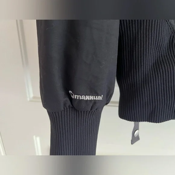 686 Mannual Women’s Insulated Snowboarding Jacket in Black - Picture 7 of 12